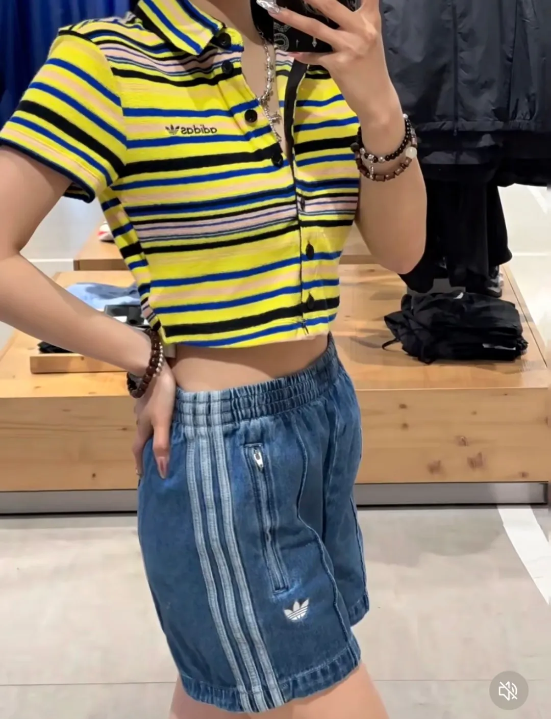 No watermark upper body rendering 𝟬𝟱𝟰𝟳#Exclusive real shot/difference between various stolen pictures and online version on the market [𝗔𝗱𝗶𝗱𝗮𝘀Adidas Song Yuqi Same Style Clover American Trendy Denim Shorts] ✅Full set of 1:1 customized accessories ➕Customized three-label ➕𝗬𝘂𝗮𝗻 version hang tag ➕𝗹𝗼𝗴𝗼 packaging bag🔥 ➕Scan the tag to enter the official website. ✅Top Original version, ins Xiaohongshu Dewu Kuaishou and many bloggers wear it. ✅Washed denim + three-stripe design, the clover logo is super recognizable✨. Loose fit, comfortable to wear and Breathable, suitable for summer commuting, leisure, and sports! With Versatile attributes, it can be worn casually and easily switch between street or vacation styles. It is a must-have item in your summer wardrobe! Color: Blue Size: xs-x L